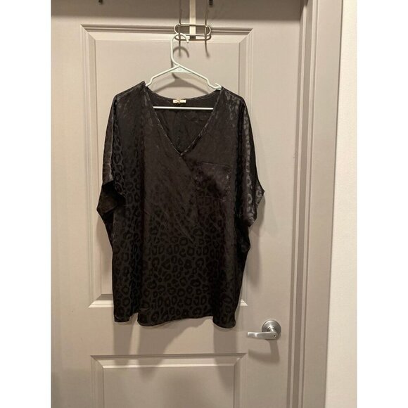 Jodifl Oversized M Black Leopard V-Neck Tee - Picture 1 of 6